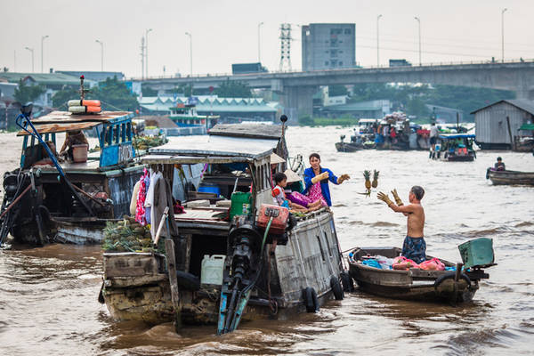 Chợ nổi Cái Răng là nơi du khách có thể tận mắt chứng kiến cuộc sống của người dân miền sông nước. Ảnh: Buffalotours.com Chợ nổi Cái Răng là nơi du khách có thể tận mắt chứng kiến cuộc sống của người dân miền sông nước. Ảnh: Buffalotours.com