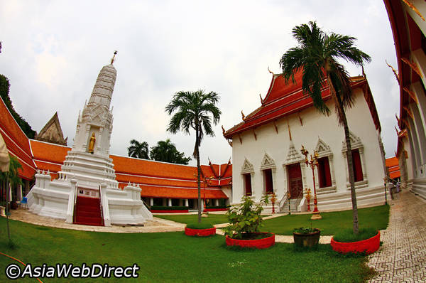 Khuôn viên của chùa Wat Mahathat. Ảnh: Bangkok.com
