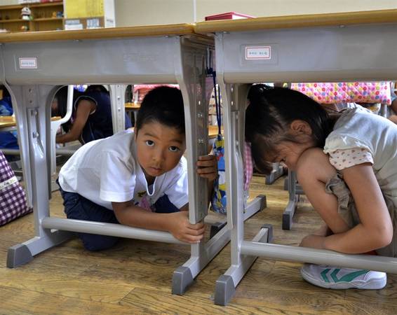 When an earthquake should quickly get under a table or other sturdy furniture. Photo: photoblog.nbcnews.com