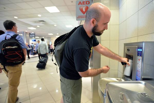 Guests get free water at the airport. Photo: blog.exitotravel.com