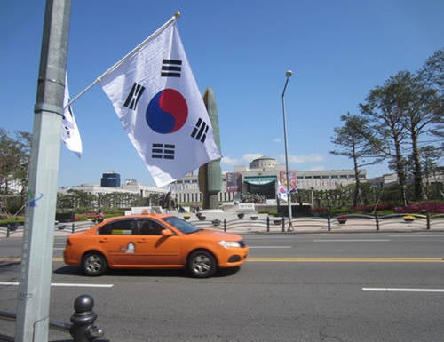 <strong>Lái xe: </strong> Du khách muốn thuê ô tô ở Hàn Quốc phải có bằng lái quốc tế. Những tài xế địa phương nơi đây thường lái xe với tốc độ rất cao (đặc biệt ở Seoul). Thậm chí, một báo cáo chỉ ra rằng trong số 29 nước OECD (Tổ chức Hợp tác và Phát triển Kinh tế), Hàn Quốc đứng đầu danh sách có tỷ lệ tử vong đường bộ cao nhất.