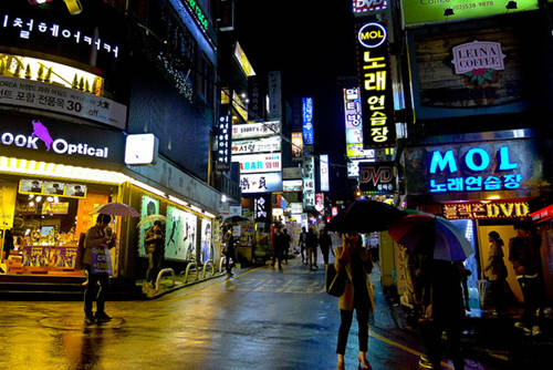 <strong>Cuộc sống về đêm: </strong> Bạn có thể dạo đường phố Seoul từ nửa đêm đến sáng mà không lo buồn tẻ vì các cửa hàng đều sẵn sàng phục vụ, từ quán cà phê đến bar, karaoke, hộp đêm.