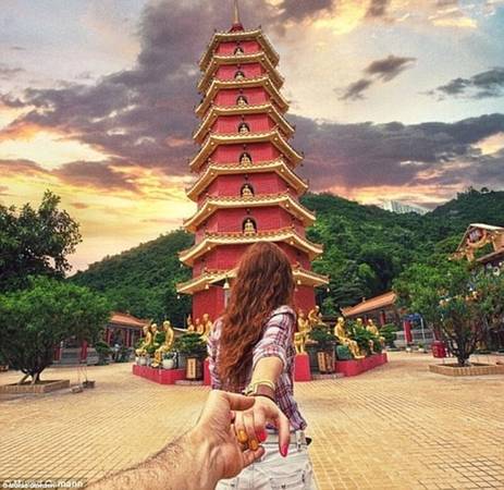 Mỗi bức ảnh đều chụp ảnh cặp đôi nắm tay nhau, vị hôn thê của Osmann ở phía trước và như đang đưa anh tới những điểm du lịch tuyệt vời nhất thế giới. Anh-moi-nhat-cua-cap-doi-nam-tay-di-khap-the-gian-ivivu-11