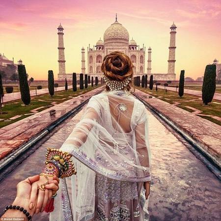 Osmann viết trên Instagram: “Thật khó để miêu tả cảm giác khi lần đầu thấy lăng Taj Mahal qua cánh cửa dẫn vào. Đó đúng là một trong những kỳ quan đẹp nhất thế giới”. Anh-moi-nhat-cua-cap-doi-nam-tay-di-khap-the-gian-ivivu-2
