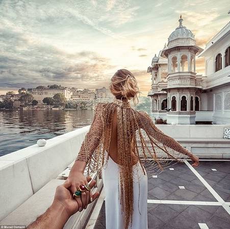Cặp đôi đã có một kỳ nghỉ tuyệt vời ở Ấn Độ. Trong bức ảnh chụp Zakharova ở Udaipur. Osmann viết: “Sau khi tới New Delhi, Varanasi, Agra và Jaipur, chúng tôi quyết định nghỉ ngơi ở địa điểm cuối cùng và Udaipur là lựa chọn lý tưởng nhất. Tất nhiên chúng tôi không ngồi yên một chỗ và đã chụp lại nơi tuyệt vời này ở giữa hồ”. Anh-moi-nhat-cua-cap-doi-nam-tay-di-khap-the-gian-ivivu-3