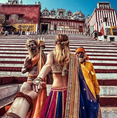 Trong chuyến đi tới Varanasi, Ấn Độ, Osmann viết: “Đây là thành phố chúng tôi muốn tới thăm nhất vì đã xem rất nhiều video và ảnh chụp về nơi này. Người theo đạo Hindu tin rằng Varanasi là một trong những thành phố cổ nhất thế giới”. Anh-moi-nhat-cua-cap-doi-nam-tay-di-khap-the-gian-ivivu-7