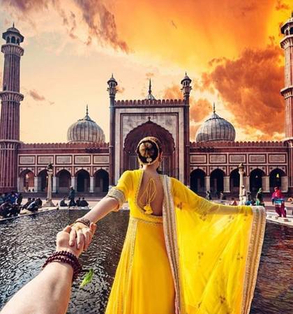 Zakharova tạo dáng trước nhà thờ Hồi giáo Jama Masjid ở New Delhi. Hôn phu của cô cho biết: “Đây là nhà thờ lớn nhất Ấn Độ, quy mô gây choáng ngợp. Quanh nhà thờ có một khu chợ ồn ào, nhưng mỗi bước bạn lại cảm thấy bình yên và thư giãn hơn”. Anh-moi-nhat-cua-cap-doi-nam-tay-di-khap-the-gian-ivivu-8