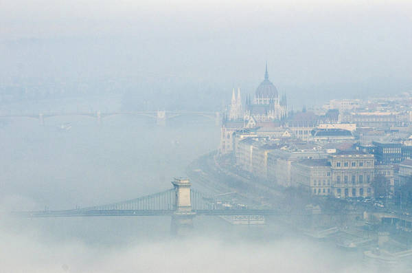  Tuy Budapest là một thành phố du lịch không quá nổi bật ở châu Âu, nhưng ít du khách biết rằng đây là một điểm đến vô cùng lãng mạn. Đến Budapest bạn sẽ bị hút hồn bởi những dinh thự lộng lẫy, những Vương cung thánh đường nguy nga xây dựng theo kiến trúc La Mã tráng lệ, xen lẫn với những toà nhà hiện đại của một thành phố trẻ.
