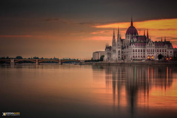 Tòa nhà Quốc hội Hungary nằm bên bờ sông Danube tại Budapest với những mái vòm và tháp theo phong cách kiến trúc Gothic cùng 88 bức tượng trang trí. Tòa nhà Quốc hội Hungary là một trong những tòa nhà lập pháp cổ kính nhất châu âu và cũng là điểm đến thường xuyên của du khách ở Budapest.