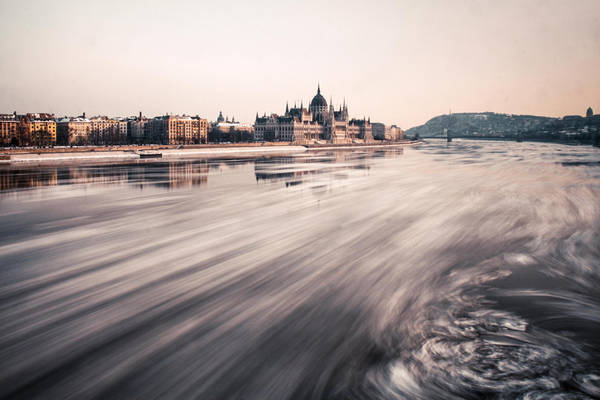 Danube là con sông dài thứ hai ở châu Âu, bắt nguồn từ vùng Rừng Đen của Đức, chảy qua nhiều nước Trung và Đông Âu. Dòng sông này cũng là niềm cảm hứng sáng tác của nhiều nhà văn, nhà thơ, nhạc sỹ,.. trên khắp thế giới.