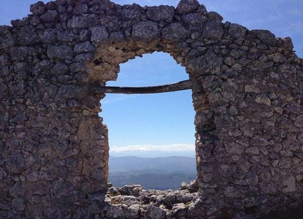 Thị trấn Rocca Calascio từng thuộc về một gia đình và cũng là pháo đài quân sự nay cũng vắng bóng người.