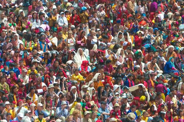 Rất đông người dân Bhutan và du khách nước ngoài tới tham dự lễ hội Tsechu. Ảnh: Margot Raggett
