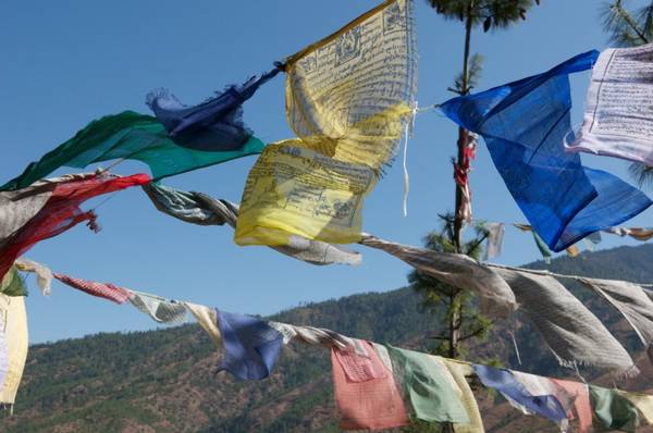 Những lá cờ cầu nguyện truyền thống của người Bhutan, nó được treo để cầu mong cuộc sống hạnh phúc và sự thịnh vượng. Khi ai đó qua đời, những lá cờ này sẽ dẫn họ đến miền cực lạc. Ảnh: Margot Raggett