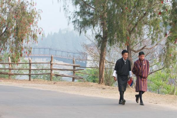 Quốc phục cho nam giới ở Bhutan được gọi là “Gho” đó là một bộ trang phục gồm chiếc áo khoác rộng tay, dài đến gối, buộc thắt ngang hông, bên trong mặc quần sọt, chân mang giày với vớ cao đến gối. Ảnh: Margot Raggett