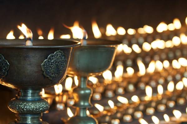 Những ngọn nến được thắp sáng trong một tu viện ở Bhutan. Ảnh: Margot Raggett