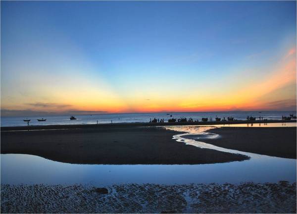 Biển Thuận An hoang sơ quyến rũ. Ảnh: news.apttravel.com