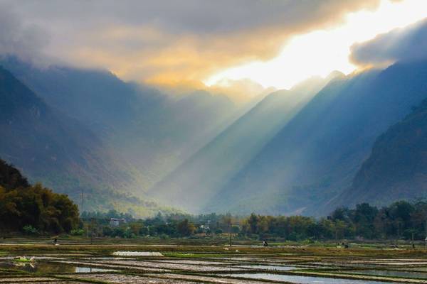 Những tia nắng buổi sớm mai ở thung lũng Mai Châu. Ảnh: Hiếu Trần