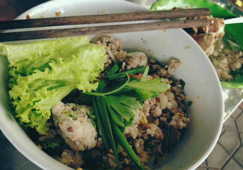 Mì khô thập cẩm cho bữa trưa khi du lịch Sài Gòn My-kho-thap-cam-an-trua-sai-gon-ivivu-1