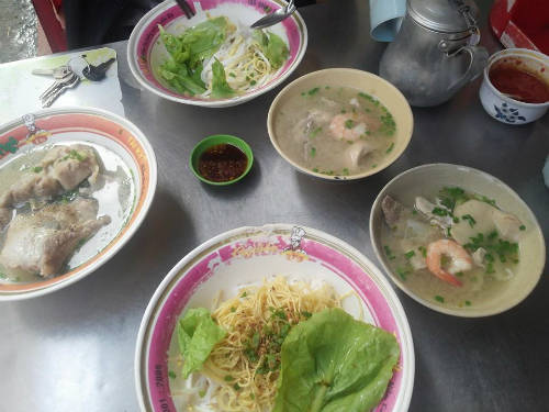 Mì khô thập cẩm cho bữa trưa khi du lịch Sài Gòn My-kho-thap-cam-an-trua-sai-gon-ivivu-2