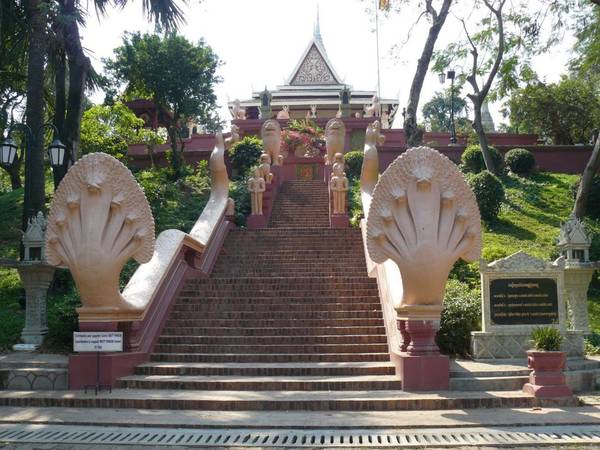 Những bậc thang dẫn lên chùa Wat Phnom. Ảnh: worldalldetails.com