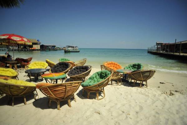 Những chiếc ghế độc đáo để cho du khách nghỉ ngơi trên biển tại Shihanouk Ville. Ảnh: Tam Tran