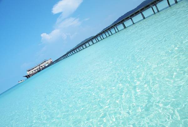 Đảo Koh Rong đón bạn bằng màu nước biển trong vắt đến khó tin. Ảnh: phuot.vn