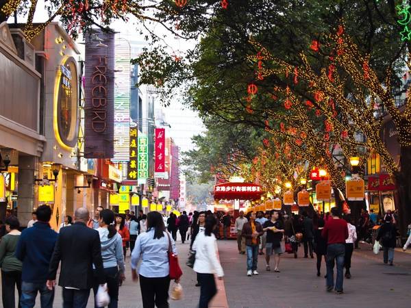 Du khách sẽ được tự do tham quan mua sắm tại Bắc Kinh Lộ (Beijing Lu) Ảnh: layoverguide.com
