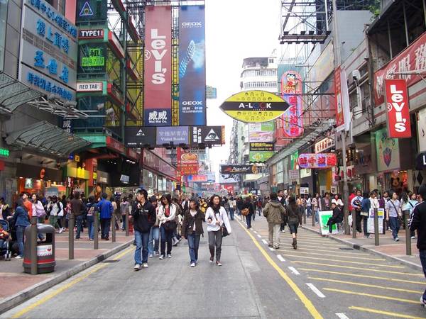 Một góc phố sầm uất ở gần Mong Kok. Ảnh: en.wikipedia.org