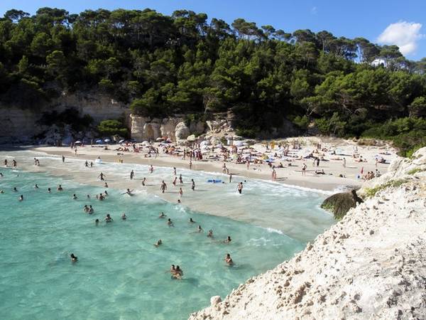 <strong>Cala Mitjaneta, Minorca, Tây Ban Nha: </strong>Bãi biển nhỏ nằm giữa các hang đá và vách núi này trở nên sôi động vào mùa hè. Ngoài việc nằm dài trên bãi cát, những du khách ưa mạo hiểm có thể lao xuống nước từ vách đá cao 9 m. <strong>Cala Mitjaneta, Minorca, Tây Ban Nha: </strong>Bãi biển nhỏ nằm giữa các hang đá và vách núi này trở nên sôi động vào mùa hè. Ngoài việc nằm dài trên bãi cát, những du khách ưa mạo hiểm có thể lao xuống nước từ vách đá cao 9 m.