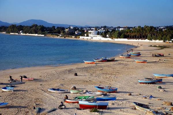 <strong>Hammamet, Tunisia: </strong>Nằm cách thủ đô của Tunisia khoảng 65 km, bãi biển Hammamet là điểm đến yêu thích của du khách quốc tế. Ngoài việc tắm nắng, bơi lội, bạn còn có thể cưỡi lạc đà đi dọc bãi biển. <strong>Hammamet, Tunisia: </strong>Nằm cách thủ đô của Tunisia khoảng 65 km, bãi biển Hammamet là điểm đến yêu thích của du khách quốc tế. Ngoài việc tắm nắng, bơi lội, bạn còn có thể cưỡi lạc đà đi dọc bãi biển.