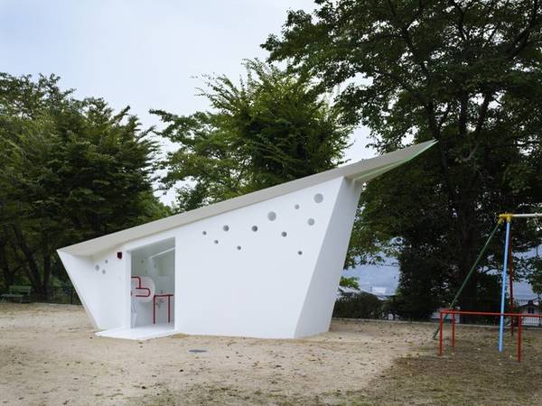 <strong>Hiroshima, Nhật Bản: </strong> Kiến trúc sư Nhật Bản của Future Studio đã thiết kế 17 nhà vệ sinh ở công viên Hiroshima trông giống như những con hạc. Mỗi nhà vệ sinh đều có các cửa sổ tròn, nhỏ và màu sắc riêng. <strong>Hiroshima, Nhật Bản: </strong> Kiến trúc sư Nhật Bản của Future Studio đã thiết kế 17 nhà vệ sinh ở công viên Hiroshima trông giống như những con hạc. Mỗi nhà vệ sinh đều có các cửa sổ tròn, nhỏ và màu sắc riêng.