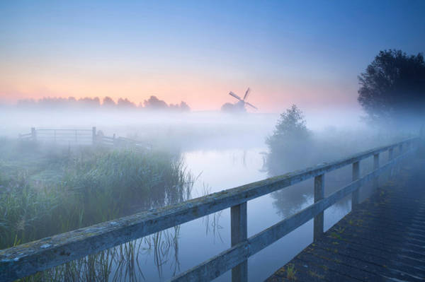 Vùng đất Groningen ở phía Bắc của Hà Lan với các đầm lầy bị nước biển xâm lấn và những chiếc cối xay gió nổi tiếng.