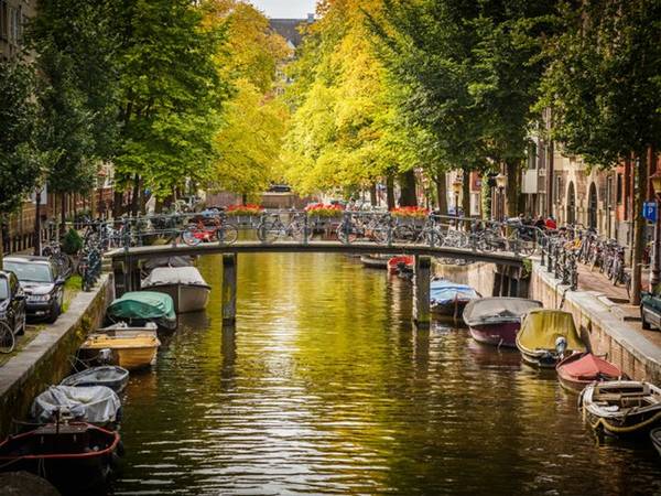 <strong>4. “Giải quyết nỗi buồn” trên kênh/sông Hà Lan: </strong>Bạn không thể tìm thấy nhà vệ sinh công cộng, hoặc không có đủ tiền để trả phí sau khi trót uống quá nhiều nước? Bạn cũng tuyệt đối không được đi bậy trên sông, kênh đào, vì sẽ bị phạt tiền nếu bị bắt quả tang. Nhưng phụ nữ có thai “bí quá hóa liều” sẽ được tha bổng. Ảnh: Huffingtonpost.