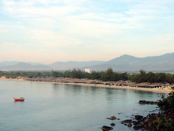 Từ Nha Trang theo đường Nguyễn Tất Thành qua hết đèo Cù Hin, nhìn bên tay trái có nhiều lối dẫn xuống biển Bãi Dài. Bãi biển nơi đây rất sạch, cát mịn, dài khoảng 1 km, biển quanh năm sóng êm, thoải, không dốc như biển Nha Trang.