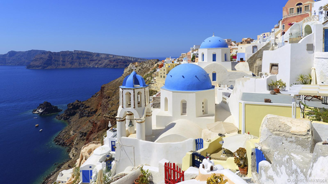 <strong>Santorini, Hy Lạp: </strong>Vùng Santorini nổi tiếng với những ngôi nhà màu trắng, nhưng ít ai biết rằng hòn đảo này là tàn dư của một miệng núi lửa hình thành từ năm 1600 trước Công Nguyên với vụ phun trào lớn nhất trong lịch sử. Ngày nay, Santorini thu hút du khách từ các nơi trên thế giới. <strong>Santorini, Hy Lạp: </strong>Vùng Santorini nổi tiếng với những ngôi nhà màu trắng, nhưng ít ai biết rằng hòn đảo này là tàn dư của một miệng núi lửa hình thành từ năm 1600 trước Công Nguyên với vụ phun trào lớn nhất trong lịch sử. Ngày nay, Santorini thu hút du khách từ các nơi trên thế giới.