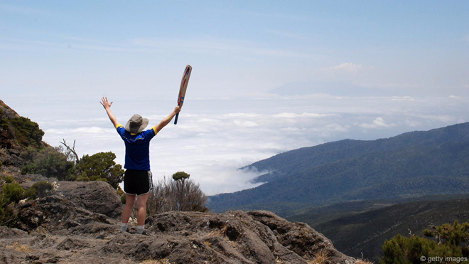 <strong>Đỉnh Kilimanjaro và miệng núi lửa Ngorongoro, Tanzania: </strong>Nằm ở biên giới giữa Tanzania và Kenya, Kilimanjaro là ngọn núi cao nhất châu Phi với độ cao 5.895 m, và cũng là núi lửa cao nhất lục địa đen. Kilimanjaro gồm 3 núi lửa, trong đó ngọn Mawenzi và Shira đã biến mất, còn ngọn cao nhất là Kibo vẫn còn hoạt động với rất nhiều khí gas. <strong>Đỉnh Kilimanjaro và miệng núi lửa Ngorongoro, Tanzania: </strong>Nằm ở biên giới giữa Tanzania và Kenya, Kilimanjaro là ngọn núi cao nhất châu Phi với độ cao 5.895 m, và cũng là núi lửa cao nhất lục địa đen. Kilimanjaro gồm 3 núi lửa, trong đó ngọn Mawenzi và Shira đã biến mất, còn ngọn cao nhất là Kibo vẫn còn hoạt động với rất nhiều khí gas.