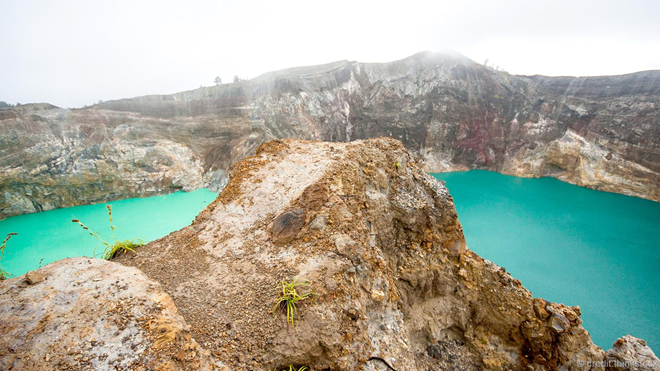 <strong>Núi Kelimutu, Indonesia: </strong>Kelimutu với 3 hồ nước 3 màu là điểm thu hút các nhà khoa học và du khách đến đảo Flores ở tỉnh East Nusa Tenggara. Núi lửa nằm ở độ cao khoảng 1.632 m so với mực nước biển. Ba hồ nước có màu sắc khác nhau là đỏ, xanh dương và trắng. Màu sắc của nước trong hồ thay đổi liên tục theo thời gian, màu mới nhất là xanh lá, đỏ sẫm và đen. Các nhà khoa học giải thích nguyên nhân là do phản ứng hóa học của trữ lượng khoáng sản hay ảnh hưởng của các loài sinh vật, rong rêu và đá trong miệng núi lửa gây ra. <strong>Núi Kelimutu, Indonesia: </strong>Kelimutu với 3 hồ nước 3 màu là điểm thu hút các nhà khoa học và du khách đến đảo Flores ở tỉnh East Nusa Tenggara. Núi lửa nằm ở độ cao khoảng 1.632 m so với mực nước biển. Ba hồ nước có màu sắc khác nhau là đỏ, xanh dương và trắng. Màu sắc của nước trong hồ thay đổi liên tục theo thời gian, màu mới nhất là xanh lá, đỏ sẫm và đen. Các nhà khoa học giải thích nguyên nhân là do phản ứng hóa học của trữ lượng khoáng sản hay ảnh hưởng của các loài sinh vật, rong rêu và đá trong miệng núi lửa gây ra.