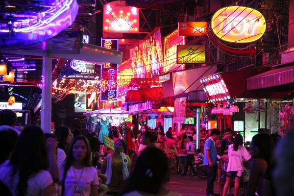 Không khí sôi động ở phố “đèn đỏ” Patpong. Ảnh: en.vietnamitasenmadrid.com