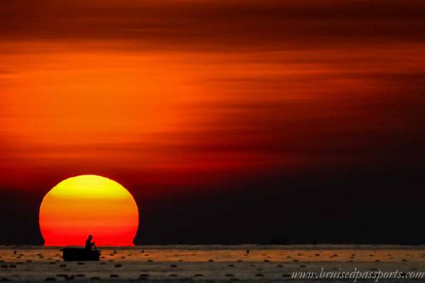 Khi mặt trời mọc là lúc ngư dân trở về sau một đêm dài lênh đênh trên biển.