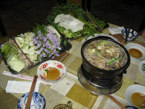 Món lẩu mắm Dạ Lý ăn kèm với nhiều loại rau đặc trưng của vùng sông nước. Ảnh: skyscrapercity.com