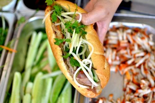 Bánh mì kẹp thịt là một trong những món ăn không thể bỏ qua khi du khách tới Việt Nam. Ảnh: A.Phương.