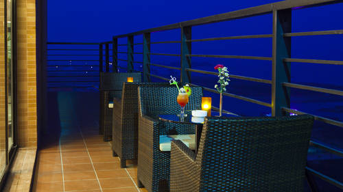 <strong>Royal Lotus Rooftop Bar, Hạ Long: </strong> Quán bar này nằm trên tầng 16 của một khách sạn ở Hạ Long. So với các quán bar khác, nơi đây mang đến cho du khách bầu không khí riêng tư và lãng mạn hơn cả. Với những ly cocktail hương vị nhẹ nhàng, bạn có thể thư giãn ngắm toàn cảnh vịnh Hạ Long cùng những vệt sáng dài phản chiếu từ thuyền xuống mặt biển. Bar mở cửa từ sáng đến 23h. <strong>Royal Lotus Rooftop Bar, Hạ Long: </strong> Quán bar này nằm trên tầng 16 của một khách sạn ở Hạ Long. So với các quán bar khác, nơi đây mang đến cho du khách bầu không khí riêng tư và lãng mạn hơn cả. Với những ly cocktail hương vị nhẹ nhàng, bạn có thể thư giãn ngắm toàn cảnh vịnh Hạ Long cùng những vệt sáng dài phản chiếu từ thuyền xuống mặt biển. Bar mở cửa từ sáng đến 23h.
