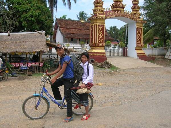 Nụ cười thân thiện là điều bạn dễ dàng bắt gặp trên khắp các nẻo đường ở Lào. (Ảnh: Lostearthadventures)