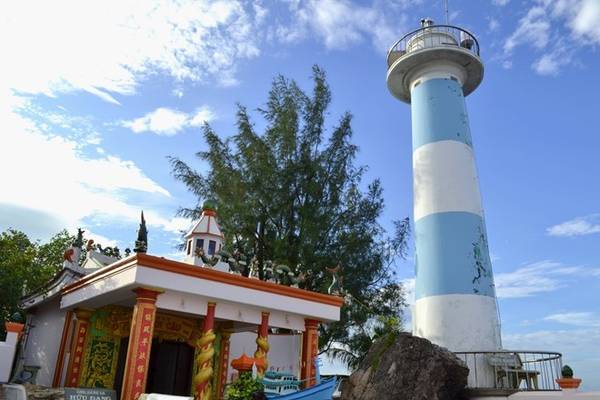 Dinh Cậu bật nổi bên bờ biển trung tâm của huyện đảo Phú Quốc với ngọn hải đăng chót vót.