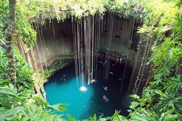 <strong>Ik Kil, Yucatán, Mexico: </strong>Được biết đến với cái tên “Hố sụt xanh linh thiêng”, hồ nước đặc biệt này có sức hấp dẫn kỳ lạ với du khách. Ngay cả đường đi xuống hồ cũng đem lại trải nghiệm thú vị, luồn lách qua những dây leo và cây nhiệt đới, với tiếng chim hót líu lo. Nước hồ trong vắt, mát lạnh với ánh nắng chiếu rọi là địa điểm hoàn hảo cho du khách thỏa thích bơi lội. Ảnh: Tuulavintage. <strong>Ik Kil, Yucatán, Mexico: </strong>Được biết đến với cái tên “Hố sụt xanh linh thiêng”, hồ nước đặc biệt này có sức hấp dẫn kỳ lạ với du khách. Ngay cả đường đi xuống hồ cũng đem lại trải nghiệm thú vị, luồn lách qua những dây leo và cây nhiệt đới, với tiếng chim hót líu lo. Nước hồ trong vắt, mát lạnh với ánh nắng chiếu rọi là địa điểm hoàn hảo cho du khách thỏa thích bơi lội. Ảnh: Tuulavintage.