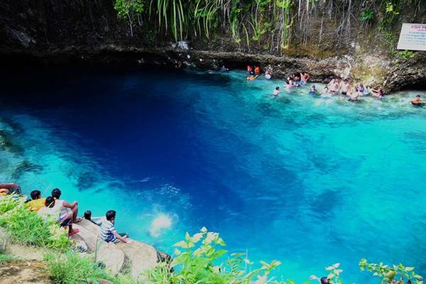 <strong>Dòng sông màu nhiệm, Mindanao, Philippines: </strong>Sông Hinatuan, hay còn được người dân địa phương gọi là “Dòng sông màu nhiệm” vì nước dường như chảy ra từ lòng đất, một dòng sông nước mặn. Làn nước xanh biếc, mát lạnh và trong vắt mời gọi các du khách. Nước sạch và trong tới mức bạn chỉ muốn ngâm mình ở đó cả ngày. Nơi này giống như một bể thủy sinh tự nhiên bởi có nhiều loài cá xuất hiện quanh bạn. Ảnh: Philippinetouristattractions. <strong>Dòng sông màu nhiệm, Mindanao, Philippines: </strong>Sông Hinatuan, hay còn được người dân địa phương gọi là “Dòng sông màu nhiệm” vì nước dường như chảy ra từ lòng đất, một dòng sông nước mặn. Làn nước xanh biếc, mát lạnh và trong vắt mời gọi các du khách. Nước sạch và trong tới mức bạn chỉ muốn ngâm mình ở đó cả ngày. Nơi này giống như một bể thủy sinh tự nhiên bởi có nhiều loài cá xuất hiện quanh bạn. Ảnh: Philippinetouristattractions.