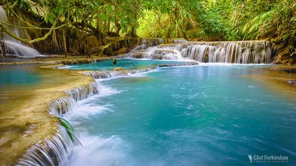 <strong>Thác Tat Kuang Si, Luang Prabang, Lào: </strong>Không có gì xua tan cái nóng ở Lào hơn là được thả mình vào làn nước có màu xanh lạ lùng của thác Tat Kuang Si. Dòng thác tạo ra nhiều hồ bơi tự nhiên nhỏ trước khi đổ vào một hồ nước chính, nơi du khách có thể đu dây, bơi lội, chơi đùa. Thác nước này là nơi bạn không thể bỏ qua khi tới Lào. Ảnh:Clint Burkinshaw. <strong>Thác Tat Kuang Si, Luang Prabang, Lào: </strong>Không có gì xua tan cái nóng ở Lào hơn là được thả mình vào làn nước có màu xanh lạ lùng của thác Tat Kuang Si. Dòng thác tạo ra nhiều hồ bơi tự nhiên nhỏ trước khi đổ vào một hồ nước chính, nơi du khách có thể đu dây, bơi lội, chơi đùa. Thác nước này là nơi bạn không thể bỏ qua khi tới Lào. Ảnh:Clint Burkinshaw.