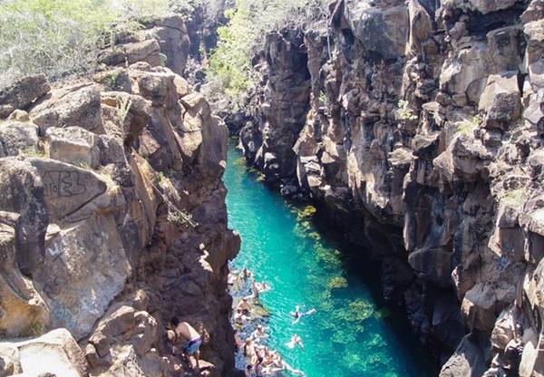 <strong>Las Grietas, Puerto Ayora, Ecuador: </strong>Đây là một hẻm núi được tạo ra bởi nham thạch. Cả nước mặn và nước ngọt đổ vào hẻm núi này, tạo ra một hồ bơi tự nhiên với nhiệt độ luôn duy trì ở mức 18-20 độ C. Để tới được đây, du khách phải đi bộ một quãng khá xa, bù lại họ sẽ được tận hưởng làn nước trong vắt, mát mẻ tuyệt vời. Ảnh: Nil Valls. <strong>Las Grietas, Puerto Ayora, Ecuador: </strong>Đây là một hẻm núi được tạo ra bởi nham thạch. Cả nước mặn và nước ngọt đổ vào hẻm núi này, tạo ra một hồ bơi tự nhiên với nhiệt độ luôn duy trì ở mức 18-20 độ C. Để tới được đây, du khách phải đi bộ một quãng khá xa, bù lại họ sẽ được tận hưởng làn nước trong vắt, mát mẻ tuyệt vời. Ảnh: Nil Valls.