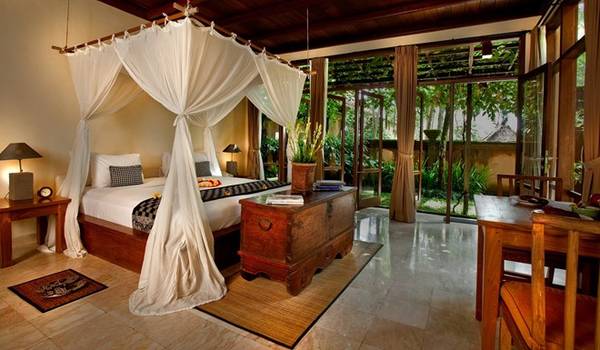 Với 4 khu phòng cao cấp và 16 biệt thự có bể bơi riêng với kiến trúc Bali tuyệt đẹp, đây là nơi trú ẩn hoàn hảo và lãng mạn. Komaneka còn có một spa với phòng trị liệu ngoài trời, nhà hàng cao cấp, thư viện và phòng tranh. Ảnh: Allexpeditions.