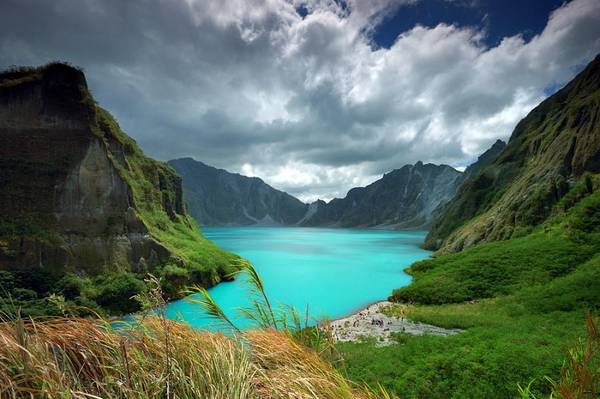 Vẻ đẹp kỳ ảo của hồ Pinatubo. Ảnh: pixdaus.com